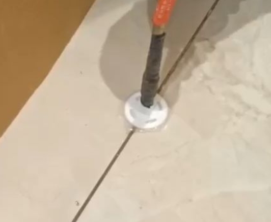 宁远瓷砖空鼓维修公司专业解答瓷砖在铺贴过程中，如果没有涂抹均匀到位的粘结材料（如水泥砂浆或瓷砖胶），可能会导致以下问题