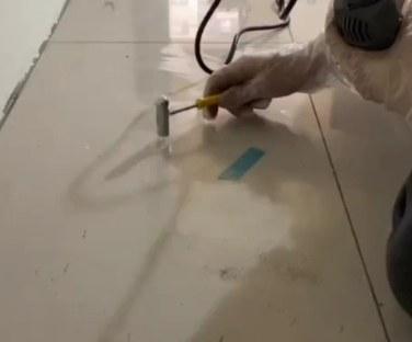 宁远瓷砖开裂维修公司专业分享瓷砖在铺贴前如果没有沥干水分，将会导致以下问题